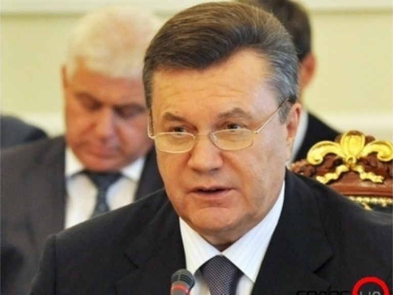 Янукович присвоил звания ликвидаторам аварии на ЧАЭС