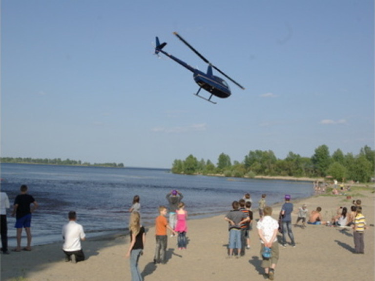 В Черкассах во время репетиции авиашоу вертолет засыпал песком отдыхающих (ФОТО)