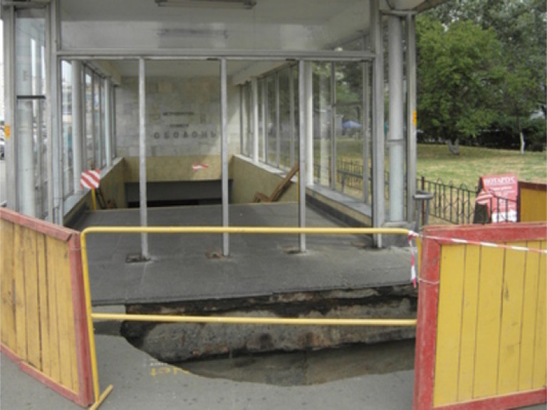 Асфальт возле метро «Оболонь» провалился из-за испытания теплосетей (ФОТО)