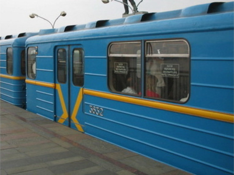 В Киевском метро из-за неполадок с «красной» ветки сняли поезд