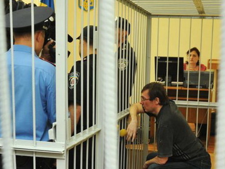 Адвокаты будут добиваться в суде конфиденциальности общения с Луценко