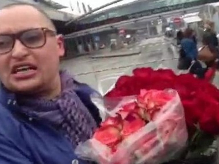 Шура в аэропорту торговал розами