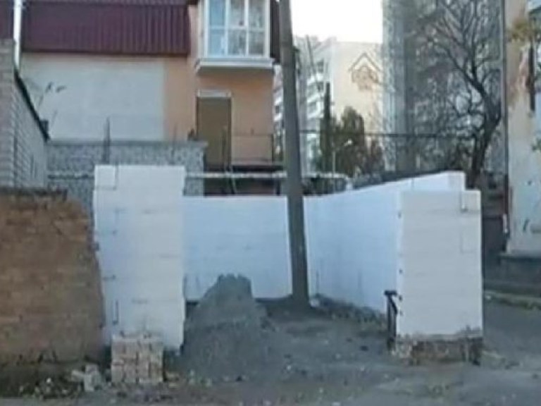 В Бердянске построили гараж вокруг опоры линии электропередач