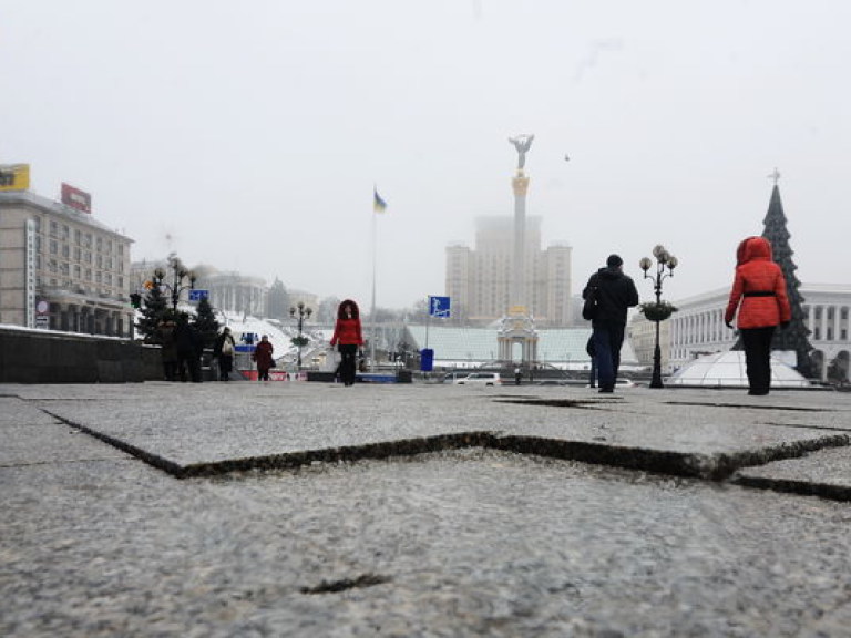 Площадь перед Главпочтамтом в Киеве зиму не пережила — все плиты испорчены (ФОТО, ВИДЕО)