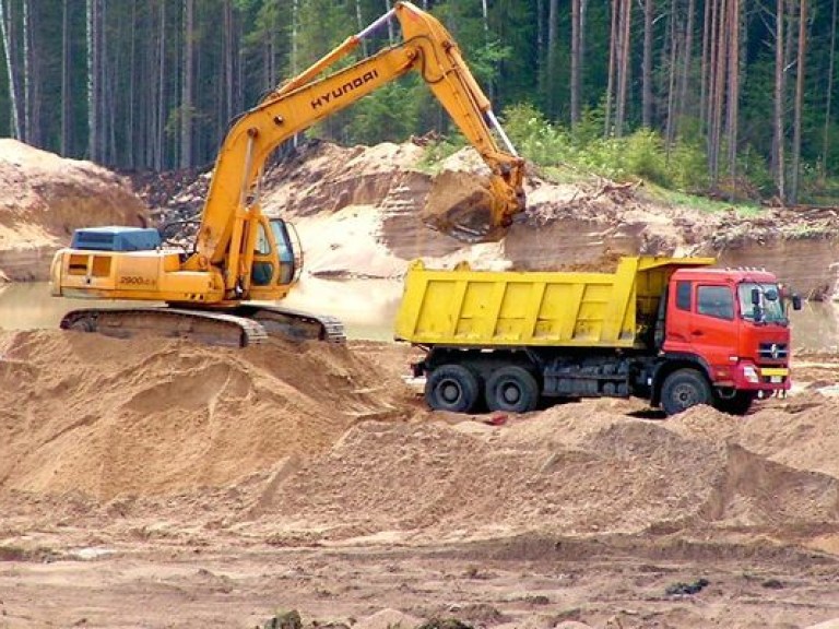 В Николаевской области коммерсанты устроили нелегальный песчаный карьер