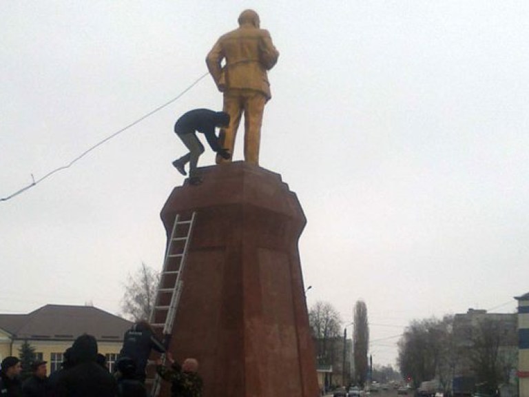 Жители Ахтырки подали иски против «свободовца» за снесенный памятник Ленину