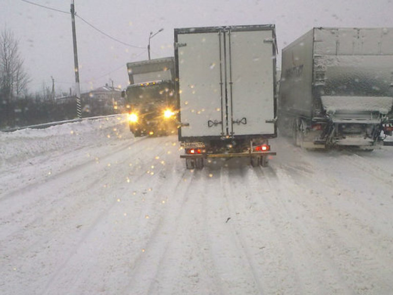На Ивано-Франковщине из снежного плена освободили 8 грузовиков