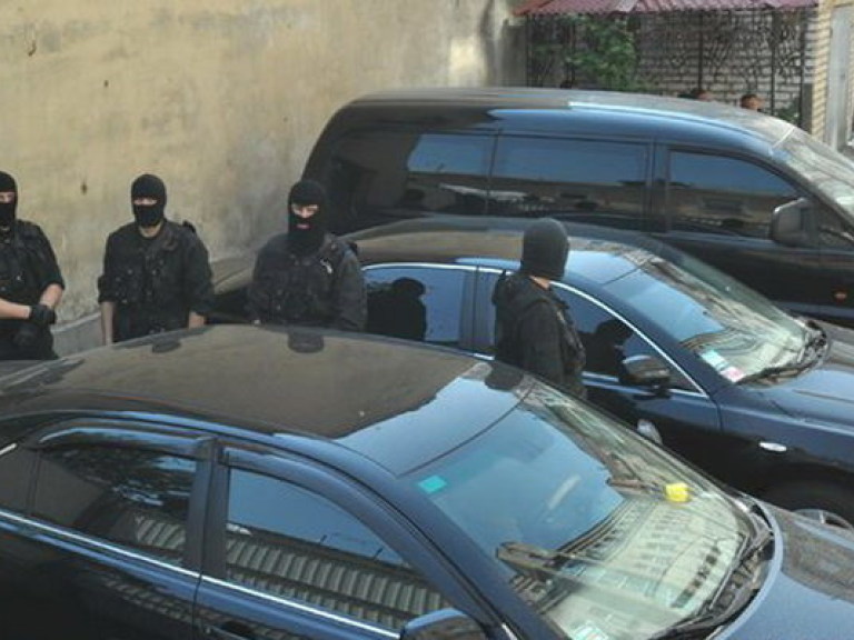 Под ЦКБ №5 два автозака ждут Тимошенко