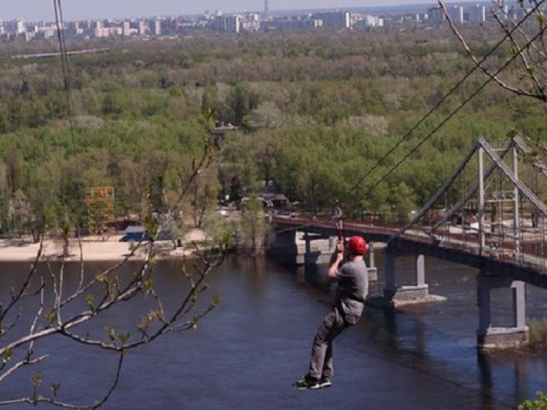 На майские праздники над Днепром открылась веревочная переправа