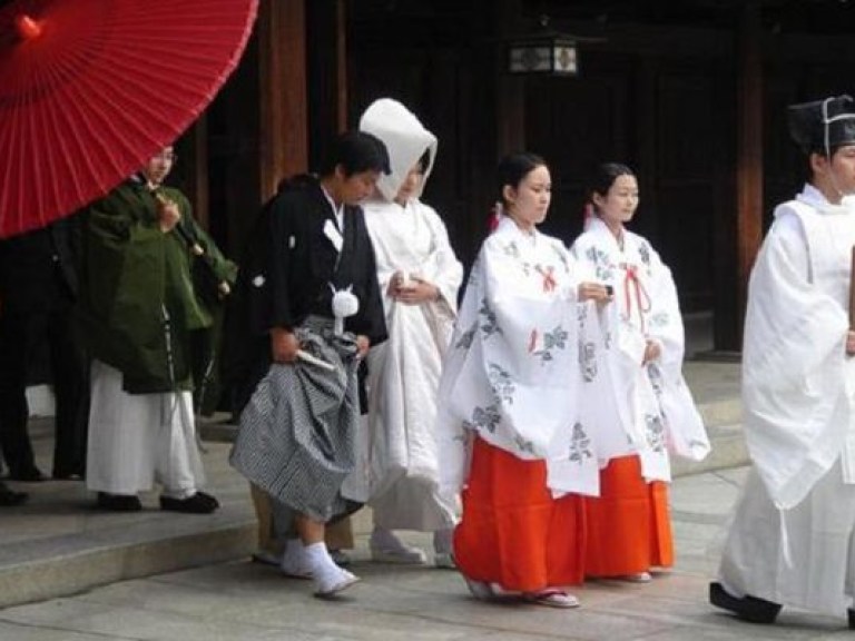 Японские молодожены придумали новую свадебную традицию (ВИДЕО)