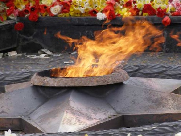 В Киеве возле Вечного огня возобновлен Почетный Караул