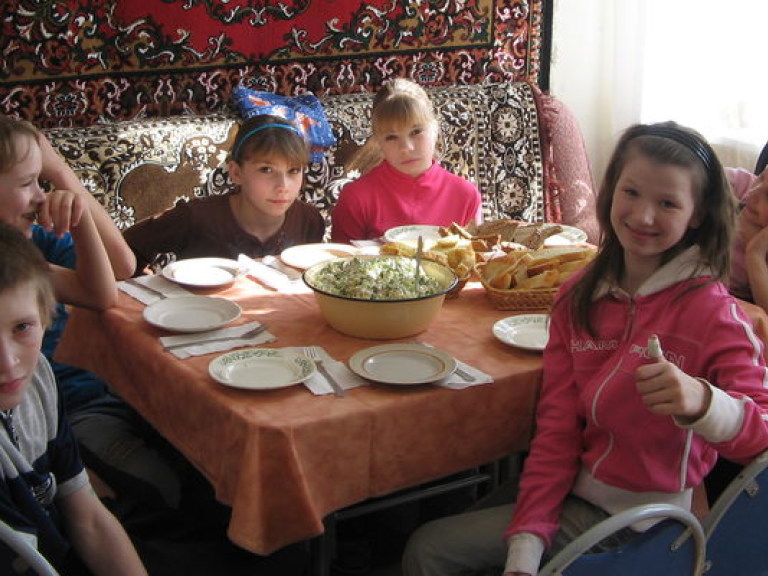 Украинским сиротам выдают «родителей напрокат» (ВИДЕО)