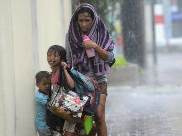 В результате разрушительного тайфуна на Филиппинах эвакуированы 100 тысяч человек (ФОТО)