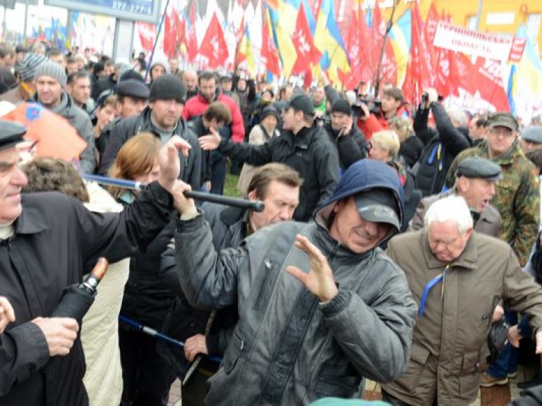 «Ударовцы» напали на ЛГБТ-колонну во время марша «За европейскую Украину»