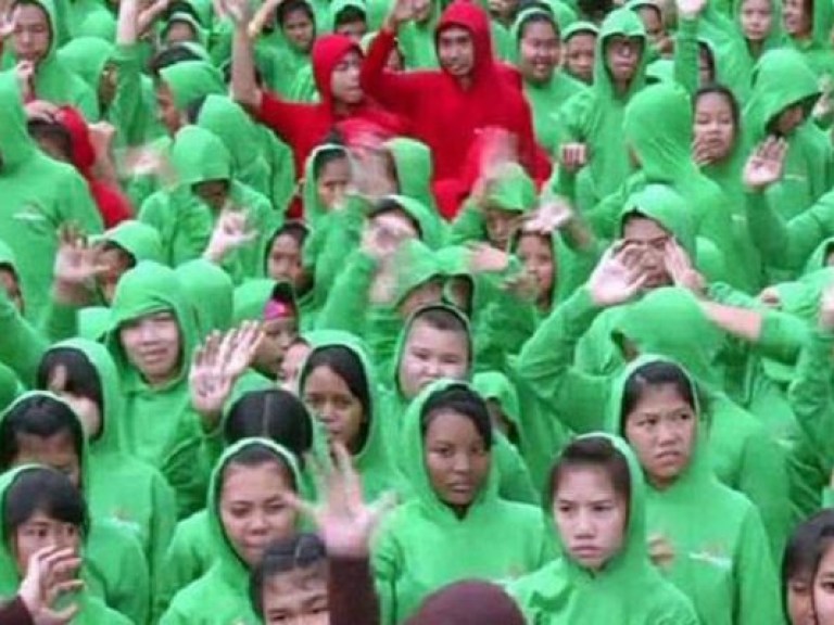 825 таиландских детей попали в книгу рекордов в качестве… елки (ВИДЕО)