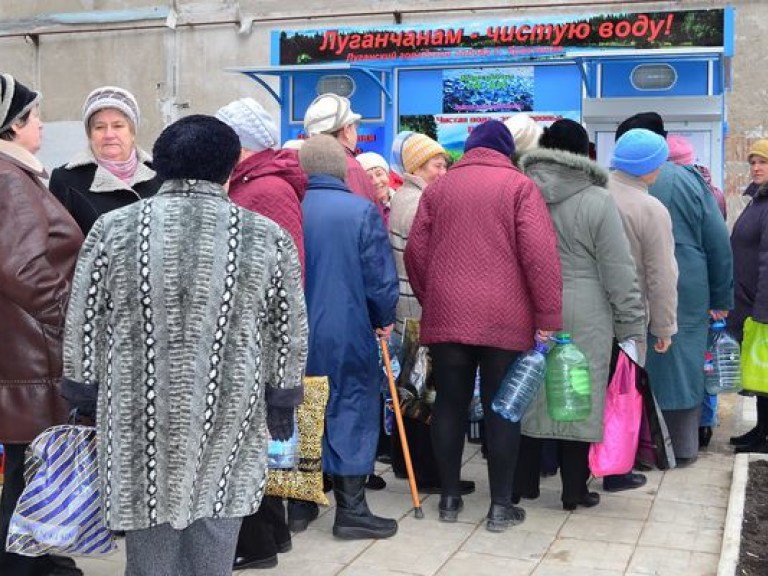Жителям Луганска бесплатно раздают очищенную воду (ВИДЕО)