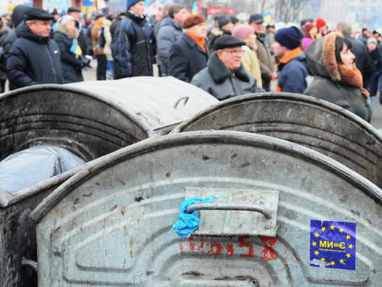 Евромайдан утопает в мусоре (ФОТО)