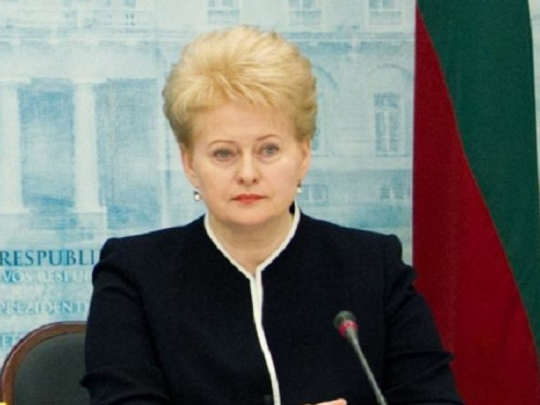 Президент Литвы проведала пострадавшего евромайдановца в больнице