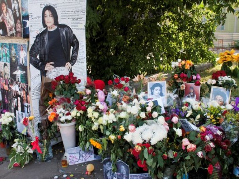 Фанатам Майкла Джексона заплатят за то, что погиб их кумир