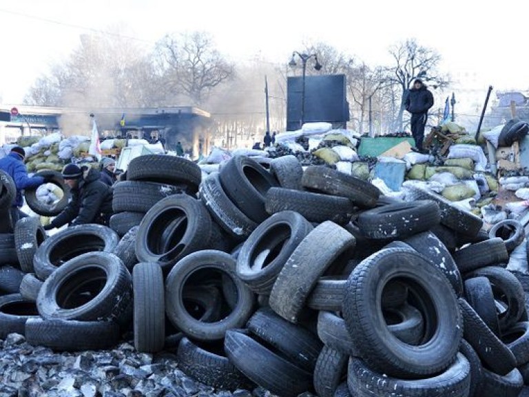 Коммунальщики усердно расчищают улицу Грушевского