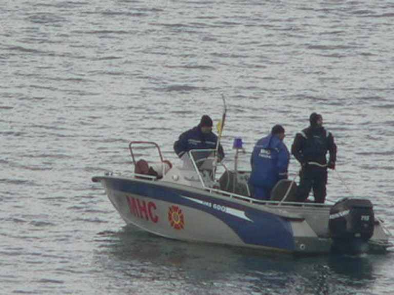 В Крыму вторые сутки ищут трех рыбаков, найдена перевернутая лодка
