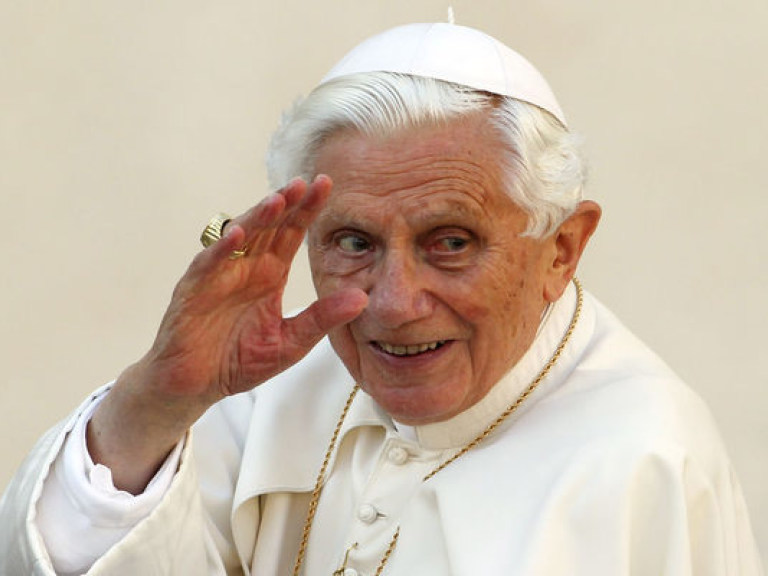 Бенедикт XVI убеждает общественность в законности своего отречения