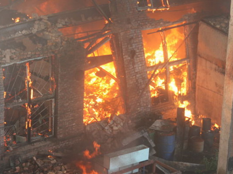 В Киеве горит Дом архитектора, здание забрасывают дымовыми шашками