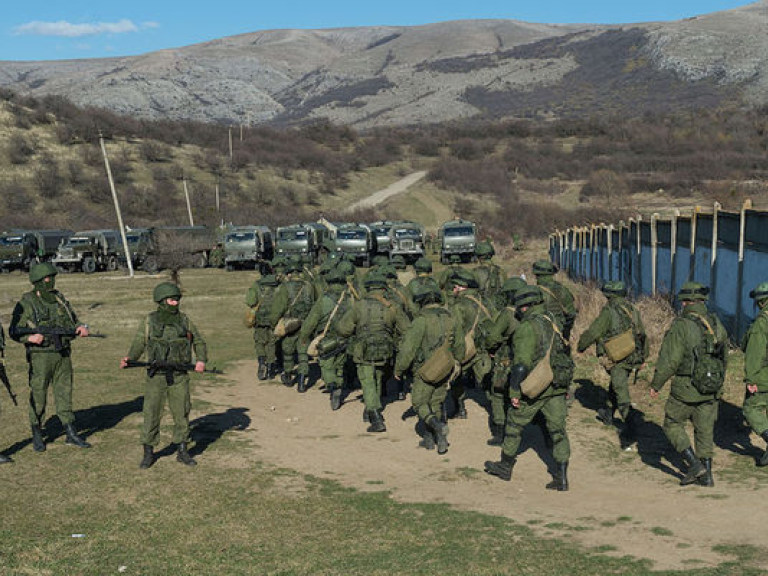 В Крыму военнослужащим захваченных украинских баз начали выдавать российскую военную форму