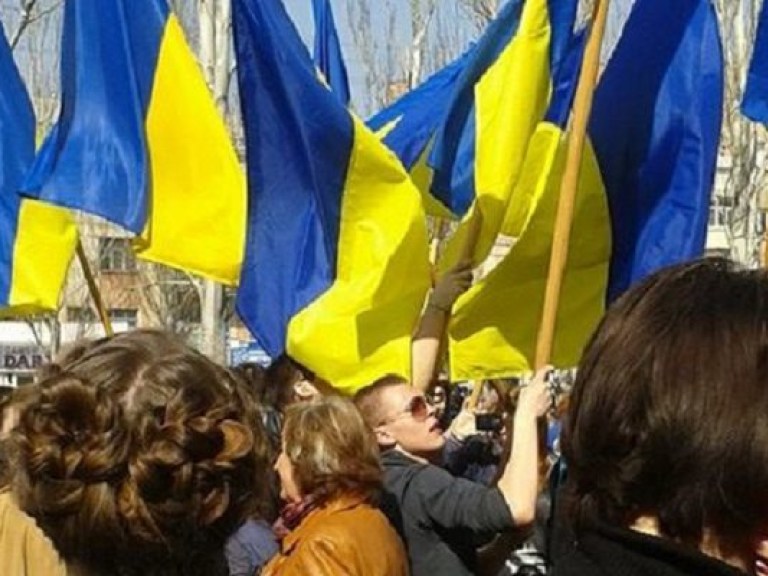 В Луганске студенты вышли на митинг за единую Украину (ФОТО)