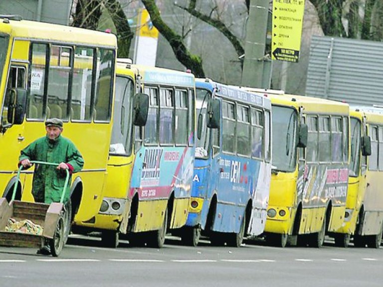 В поминальные дни «Киевпастранс» организует дополнительные специальные автобусные маршруты к кладбищам