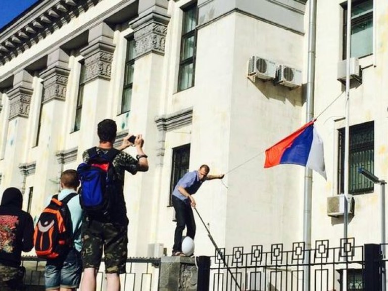 В Киеве у российского посольства митингующие сняли флаг РФ (ФОТО)