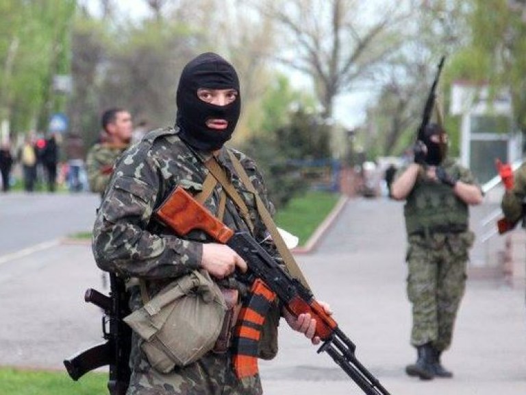 В Луганске захватывают офисы, угоняют автомобили и свозят трупы