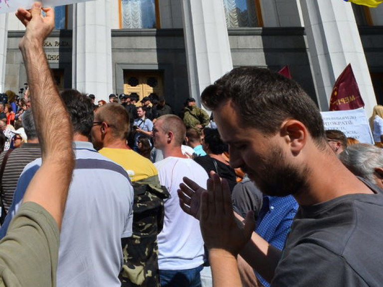 Украинцы вновь вышли на митинг под ВР (ВИДЕО)