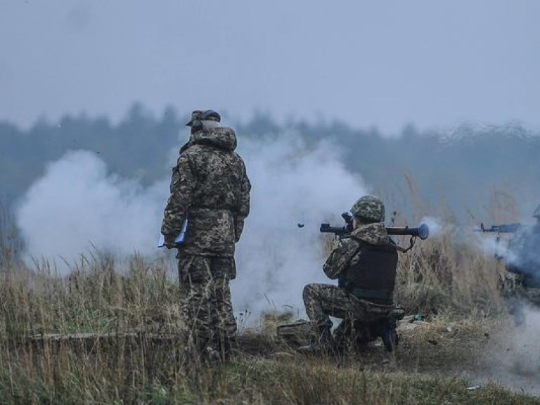 За сутки позиции украинских военных в зоне АТО противник обстрелял 39 раз