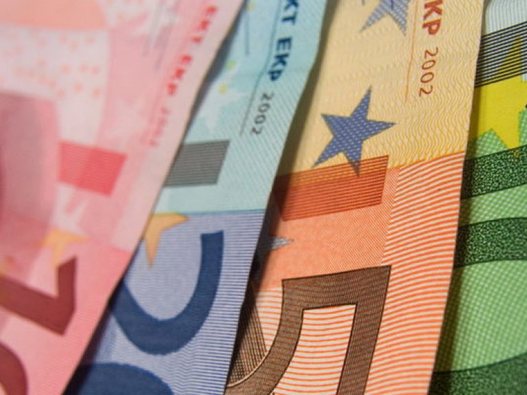 Евро ослабевает из-за ожидаемого запуска в ЕС программы количественного смягчения