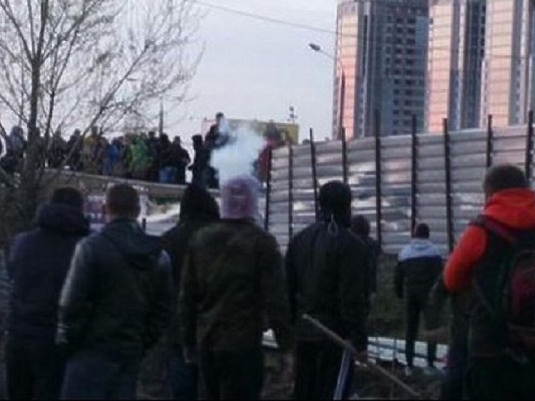 В Киеве на Осокорках начались столкновения на месте застройки: ранен силовик