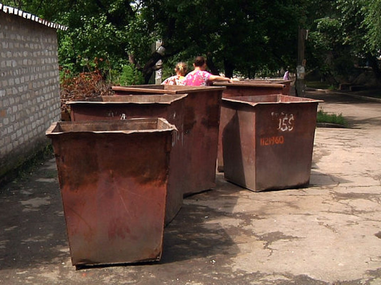 В Киевской области на пятом полигоне в Подгорцах раздельным сбором мусора вручную занимаются более 400 бомжей
