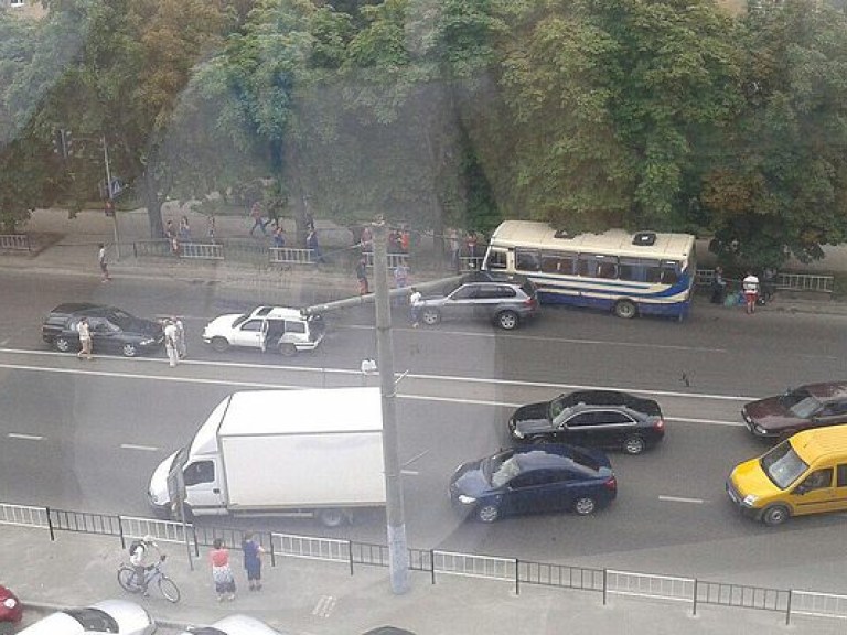Во Львове маршрутка сбила столб и заблокировала движение на дороге (ФОТО)