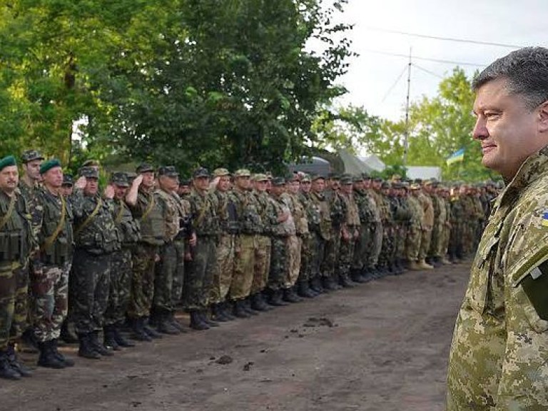 Порошенко: Каждый украинский военный будет иметь индивидуальную карточку по обеспечению