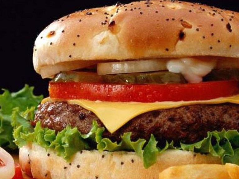 Американец полгода создавал гамбургер «с нуля» (ВИДЕО)