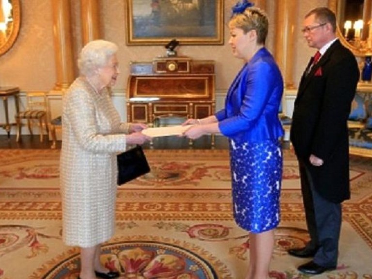 Посол Украины в Великобритании перепутала лошадиные скачки с приемом у королевы &#8211; стилист