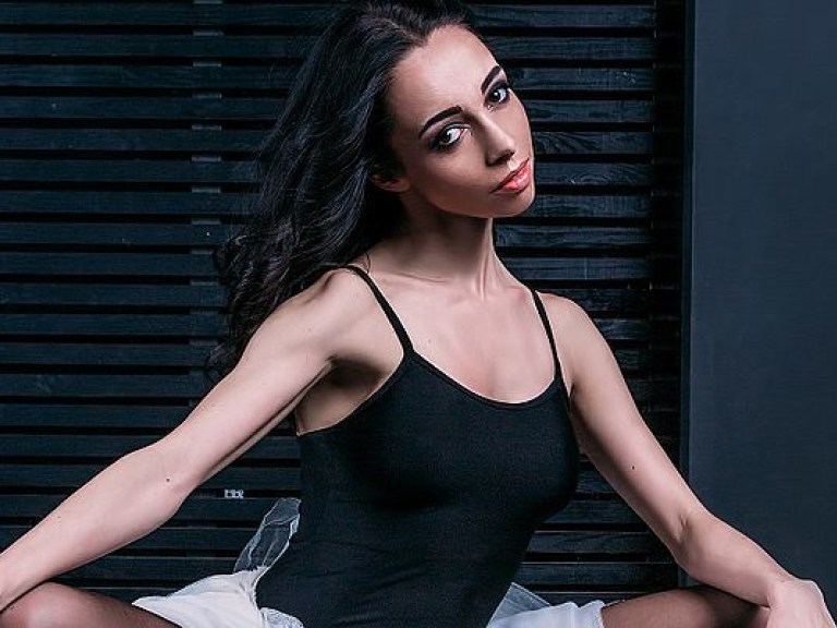 Украинскую балерину Екатерину Кухар пригласили в Париж