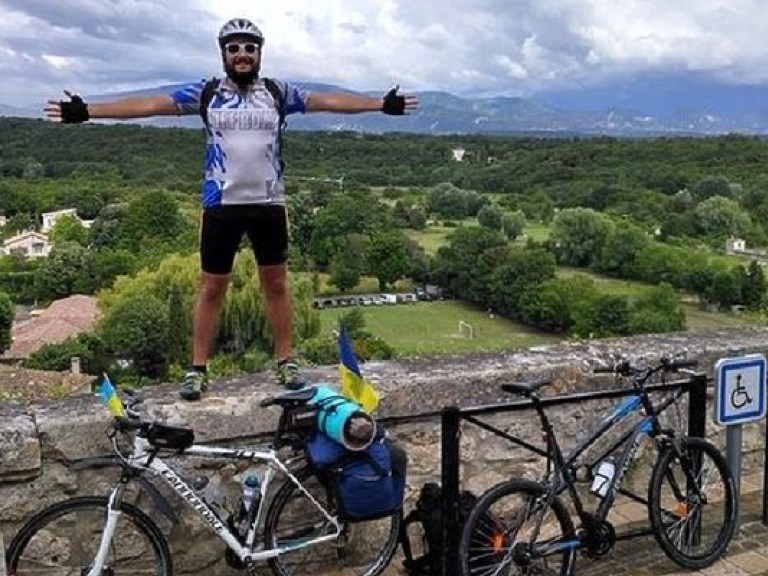 Харьковчанин отправился во Францию на велосипеде, чтобы поддержать украинскую сборную на ЧЕ-2016 (ФОТО)