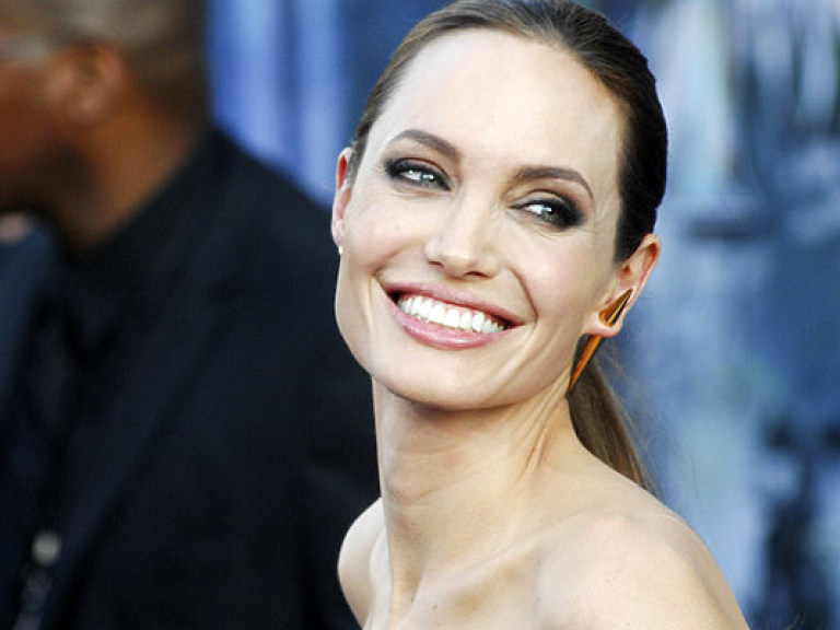 Анджелину Джоли осудили за дресс-код на встрече с беженцами