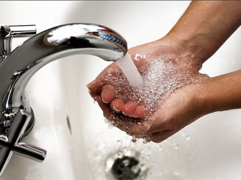 Частое мытье рук может повлиять на поведенческие реакции человека &#8211; психологи