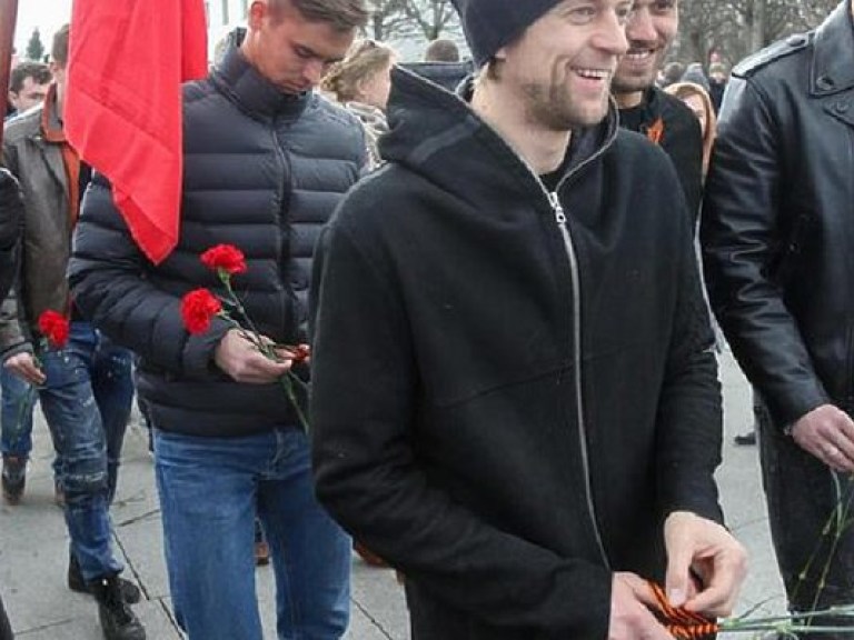 Тимощук пришел на парад в России с георгиевской лентой в букете (ФОТО)