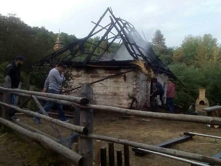 В Киеве на территории музея «Пирогово» произошел пожар (ФОТО)