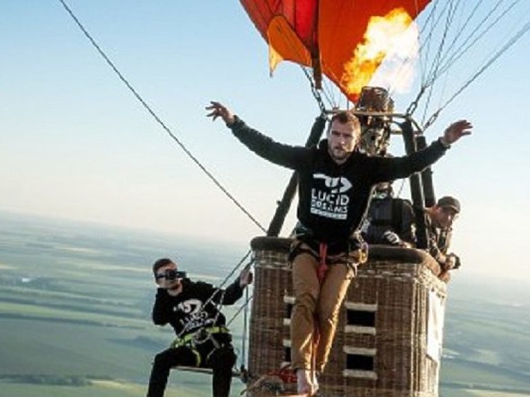 Украинец прошел по стропе между воздушными шарами на высоте более 600 метров (ФОТО)