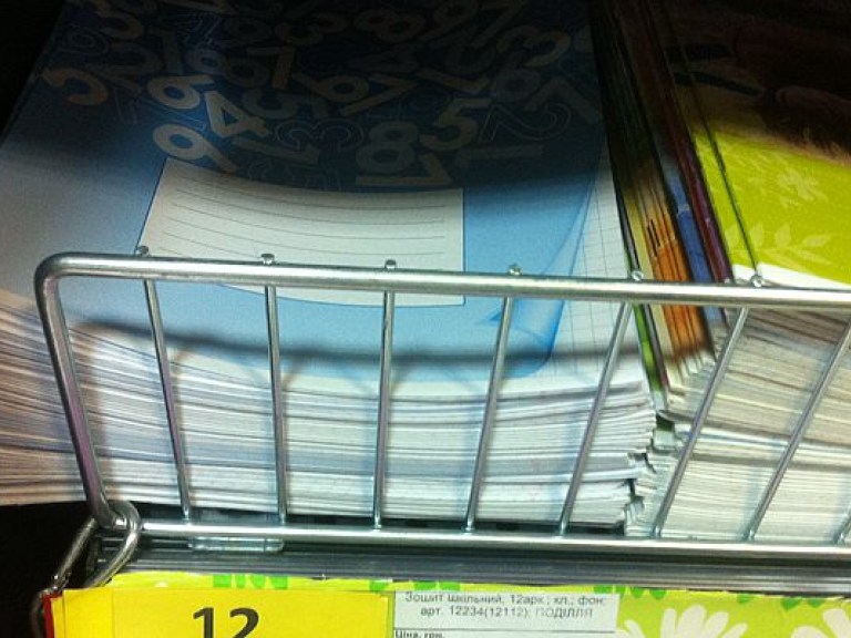 В Киеве тетради продают и по 1,55 гривны, но они не отвечают рекомендациям школы &#8211; учитель (ФОТО)