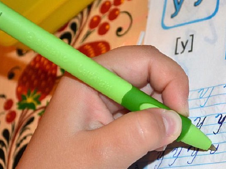 Качество ручки влияет на почерк, поэтому покупать ее нужно вместе с ребенком – учитель (ФОТО)